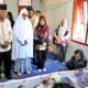 Bupati Simalungun Anton Saragih saat melayat di rumah duka alm Sarudin Nainggolan dan almh Raomaida Sitanggang, Kamis (8/5) sore.(Waspada/ist)