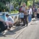 Polsek Siantar Selatan bersama Forkopimca dan masyarakat mewujudkan lingkungan bersih melalui kegiatan gotong royong massal di depan Sopo Godang HKBP, Jl. Gereja, Kel. Kristen, Kec. Siantar Selatan, Jumat (9/5).(Waspada-Ist)