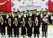 Bupati Simalungun Wisuda Peserta Sekolah Lansia Tangguh Nagori Siantar Estate