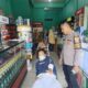 Personel Polres Padangsidimpuan tangani aduan masyarakat elwat call center 110. ODGJ perempuan masuk dan tidur-tiduran di toko ponsel depan Hotel Natama. (waspada.id/Ist)