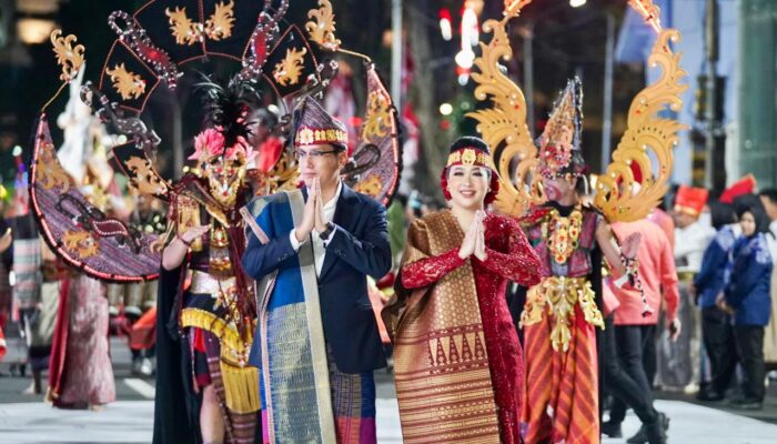 Rico Waas Dan Ketua TP PKK Tunjukkan Kebudayaan Batak Toba Kepada Warga Surabaya