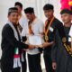 Kepala SMAN 15 Adidarma, Zulfikar, SE, M.Si menyerahkan piagam penghargaan kepada peserta tahfiz pada acara Tasyakur Tahfiz Alquran angkatan ke-3 di halaman sekolah tersebut, Jalan Pelangi No. 23, Gampong Mulia, Kecamatan Kuta Alam, Banda Aceh, Sabtu (10/5/25). Waspada/T.Mansursyah