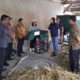 Politeknik WBI uji coba alat pencacah dan mixer kompos yang diberikan kepada BUMDes Siponjot. Waspada/Ist
