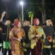 Delegasi Pemko Banda Aceh dipimpin Wali Kota Illiza Sa'aduddin Djamal tampil memukau dan mencuri perhatian warga pada Karnaval Budaya APEKSI VII di Surabaya, Jumat (09/05/25).(Waspada/Ist)