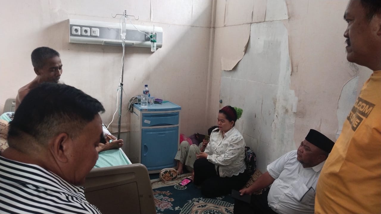 Bupati Agara Jenguk Ketua Dewas Baitul Mal Di RSU Sahudin