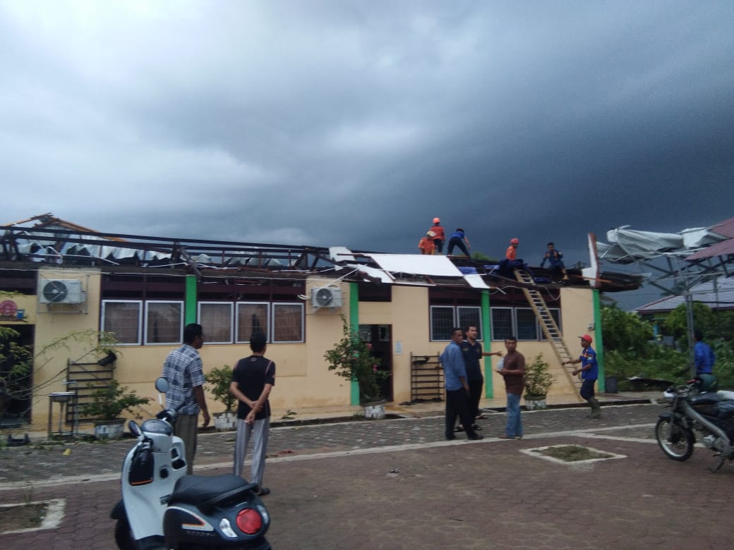 BPBD Aceh Tamiang Perbaiki Sekolah Terdampak Puting Beliung