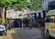 TNI AD Bantu Proses Pemakaman Korban Ledakan Amunisi di Garut