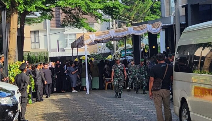 TNI AD Bantu Proses Pemakaman Korban Ledakan Amunisi di Garut