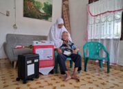 Sepasang Lansia Tukang Jamu Keliling Naik Haji