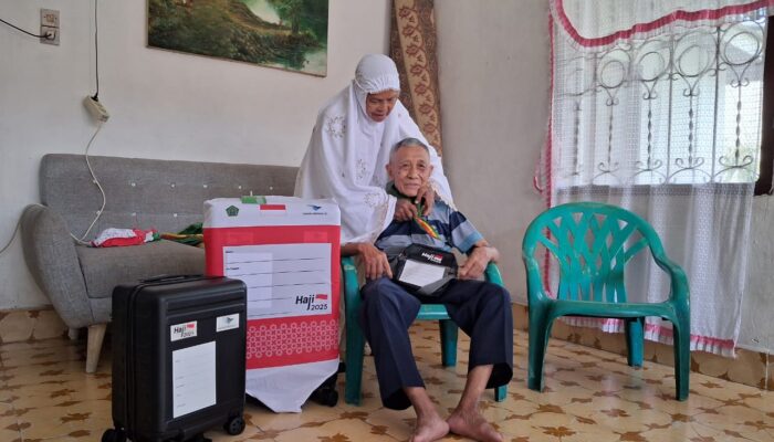 Sepasang Lansia Tukang Jamu Keliling Naik Haji