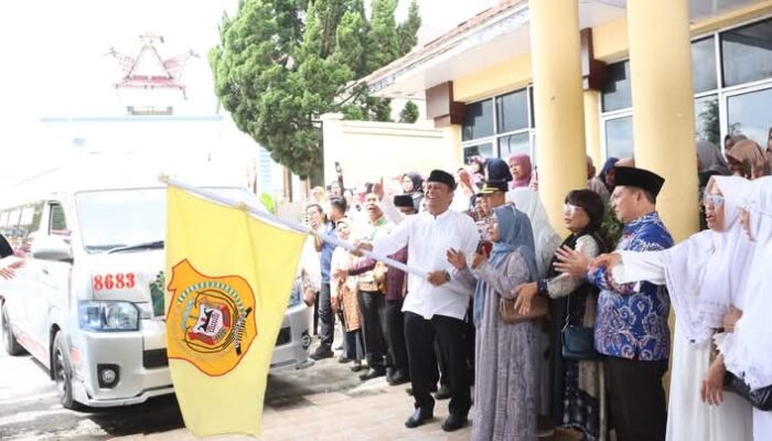 Pemkab Dairi Berangkatkan 21 Calhaj