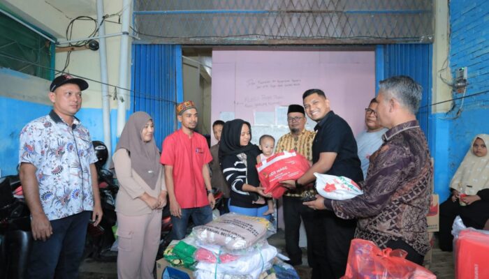 Bang Afdhal Serahkan Bantuan Masa Panik Korban Kebakaran