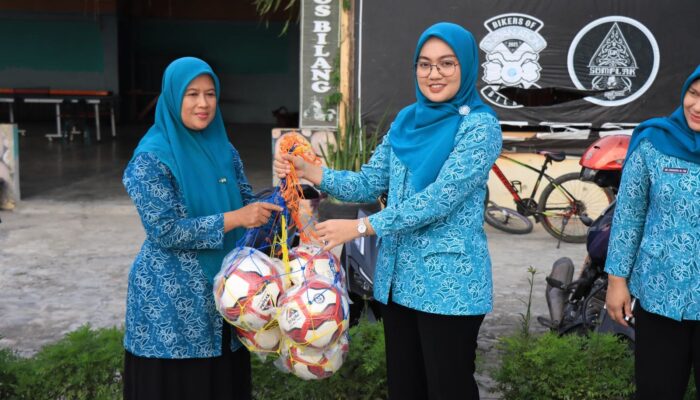 Pemko Binjai Serahkan Bantuan Peralatan Olahraga Di Kelurahan Damai