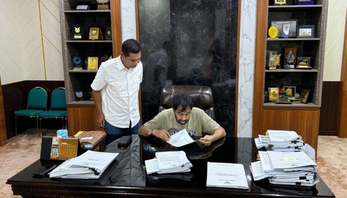 Tiba Di Banda Aceh, Mualem Langsung Kerja Hingga Larut Malam 