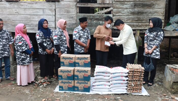 Ricky Sambangi Korban Kebakaran Di Hinai Sembari Bantu Bahan Pokok