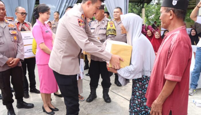 Kunjungi Sejumlah Polsek, Kapolres Binjai Bantu Lansia Dan Warga Kurang Mampu