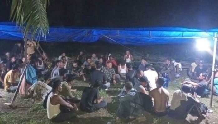 Protes Lahan Gampong Masuk HGU, Warga Trumon Bermalam Di PT ASN