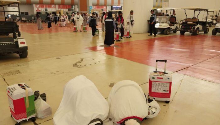 Calhaj Asal Aceh Sujud Syukur Saat Tiba di Jeddah