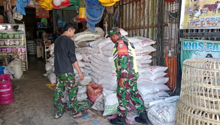 Babinsa Cek Persediaan Pupuk Dan Obat Pertanian Di Kios