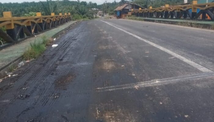 Awas Berbahaya, Jembatan Di Jalinsum Desa Bukit Selamat Dipenuhi Ceceran Minyak