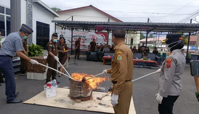 Kejari Samosir Musnahkan Sejumlah Barang Bukti