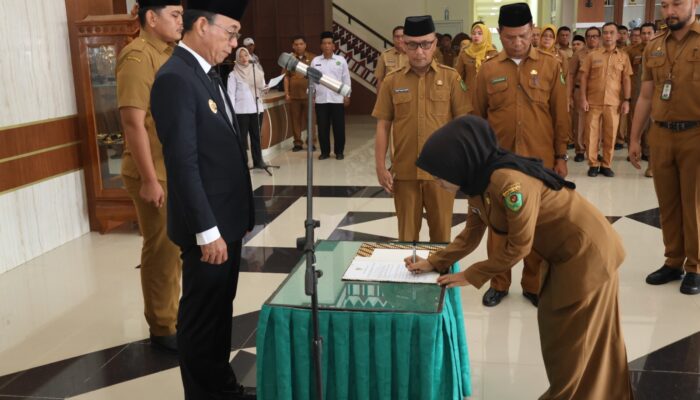 Bupati Tapsel Lantik 1 Kepala SMP, 3 SD, 1 SKB