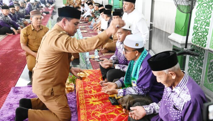 Bupati Syech Muharram Peusijuek 425 Calhaj Aceh Besar
