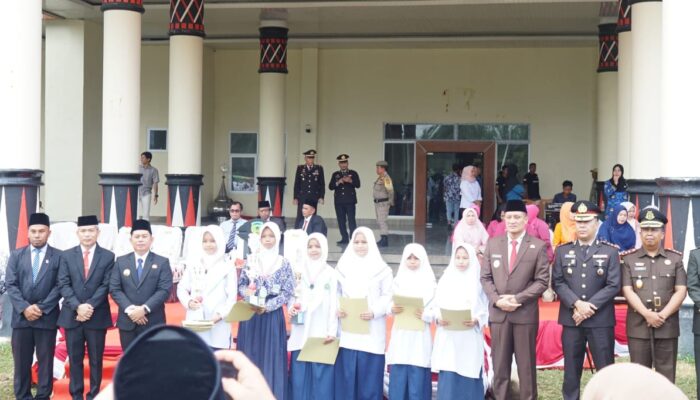Enam Peserta Lomba Karya Tulis Ilmiah Tingkat SMP/MTs Dapat Penghargaan