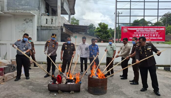 Karutan Tarutung Bersama Kajari Dan Kapolres Taput Musnahkan Barang Bukti
