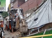 Satpol PP-Dinas SDABMBK Bongkar Paksa Dua Bangunan Ilegal Berdiri Di Atas Drainase