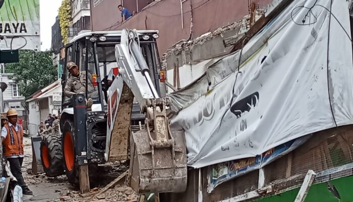 Satpol PP-Dinas SDABMBK Bongkar Paksa Dua Bangunan Ilegal Berdiri Di Atas Drainase