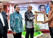 Bupati Simalungun Terima Penghargaan Sahabat Pers Dari SMSI