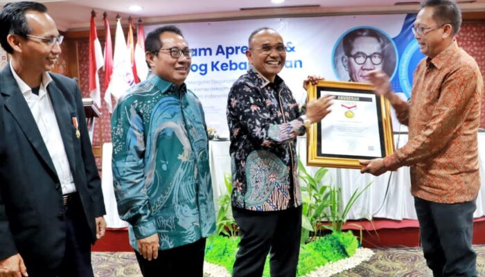Bupati Simalungun Terima Penghargaan Sahabat Pers Dari SMSI