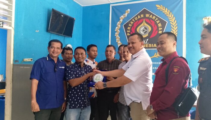 Silaturahmi Ke PWI, Kajari Agara Beri Cenderamata