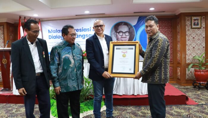 JR Saragih Terima Penghargaan Sahabat Pers Indonesia Dari SMSI