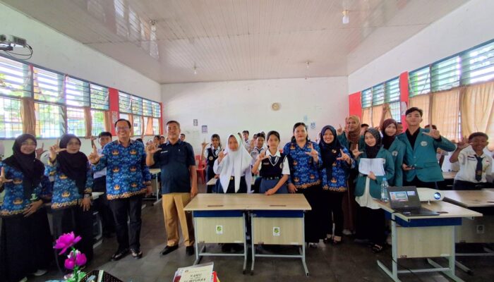 Tim PKM Unimed Tingkat Minat Baca Dan Daya Kritis Siswa SMPN 8 Medan