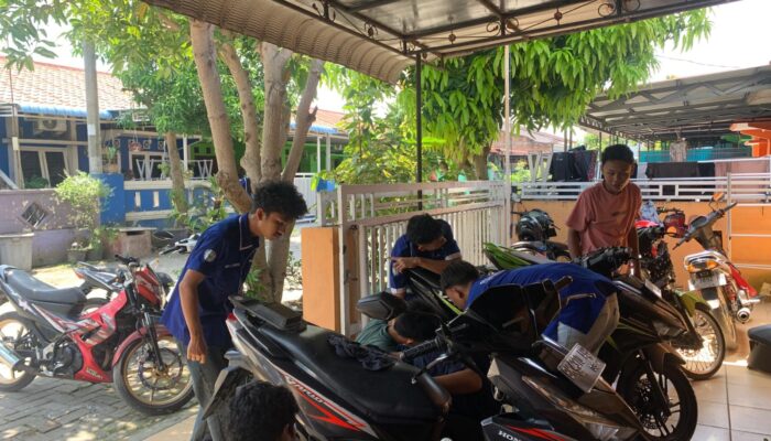 Dosen Teknik Otomotif Unimed Latih Pemuda Bandar Setia Service Sepeda Motor Injeksi