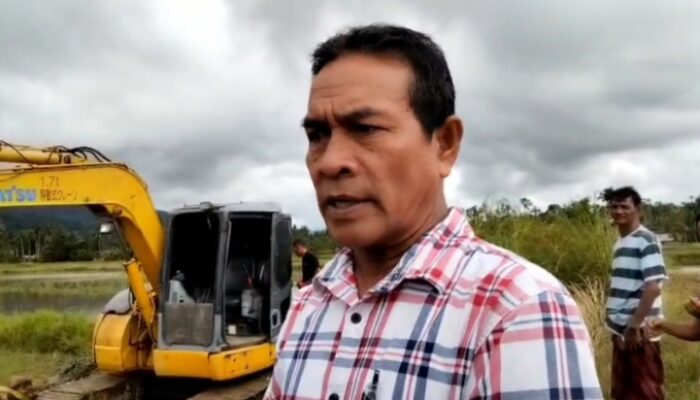 Antisipasi Musibah Banjir, Pj Pengulu Desa Mendabe Keruk Saluran Parit