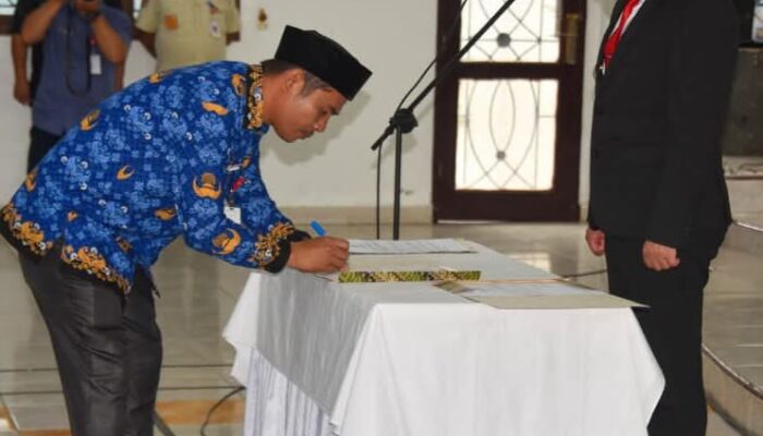 Bupati Humbahas Lantik 70 Kepala Sekolah