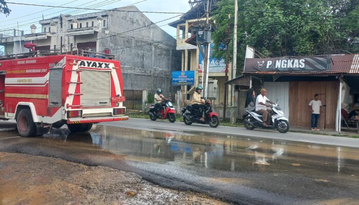 Truk Pengangkut Kotori Jalan Lingkar Keunire, Personel BPBD Pidie Bersihkan Sisa Material Tanah