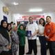 Dari kiri ke kanan: Lila Ywalita M.Psi (Pembina YOAM),Atika Rahmi, M.Psi. C.Ht (Ketua YOAM), Prof.dr.Bidasari Lubis. Sp. A (K), Halimah Hutagalung, (Pengawas YOAM), Achmad S.Kartasasmita (Presiden Direktur Bank Mestika), Doris Thianne Lubis (Kasie. Corporate Secretary), Suharto Kurniawan (Kabag. Corporate Secretary).