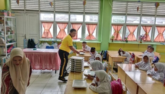 Polsek Darul Imarah Monitor Pembagian Nasi MBG