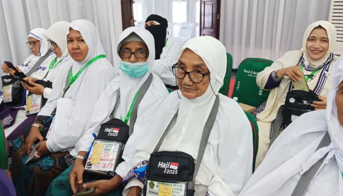 Tiga Generasi Berangkat Ke Tanah Suci Dalam Satu Kloter