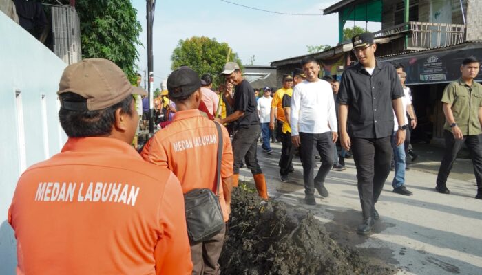 Rico Waas Pimpin Gotong Royong Warga Ucapkan Terima Kasih