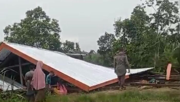 8 Rumah Rusak Berat Dihantam Angin Kencang Di Sejumlah Kecamatan