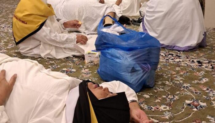 Jemaah Haji Kloter 12 Sumut Terlantar Di Makkah, Tidur Di Lantai