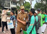 Rico Waas Serahkan Kartu BPJS Ketenagakerjaan Dan Santunan Kematian Kepada Pekerja Rentan