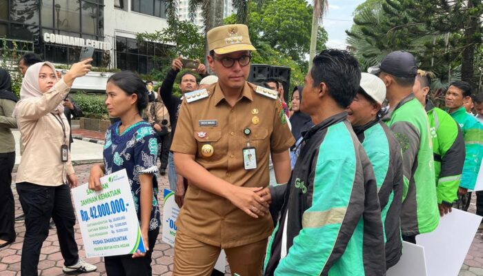 Rico Waas Serahkan Kartu BPJS Ketenagakerjaan Dan Santunan Kematian Kepada Pekerja Rentan