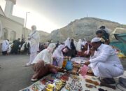 Jemaah Haji Ramai-ramai Belanja ‘Buah Tangan’ Di Pasar Kaget