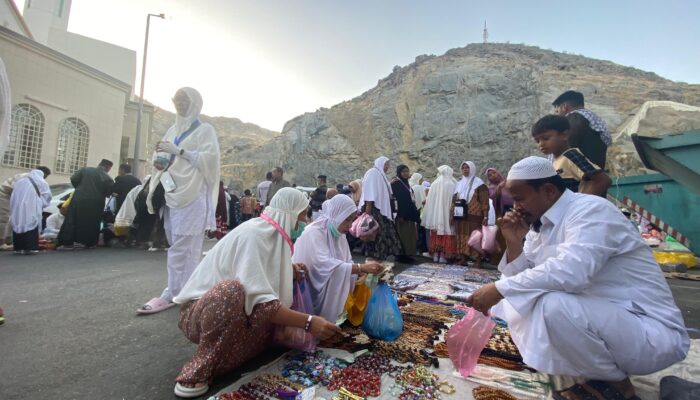 Jemaah Haji Ramai-ramai Belanja ‘Buah Tangan’ Di Pasar Kaget